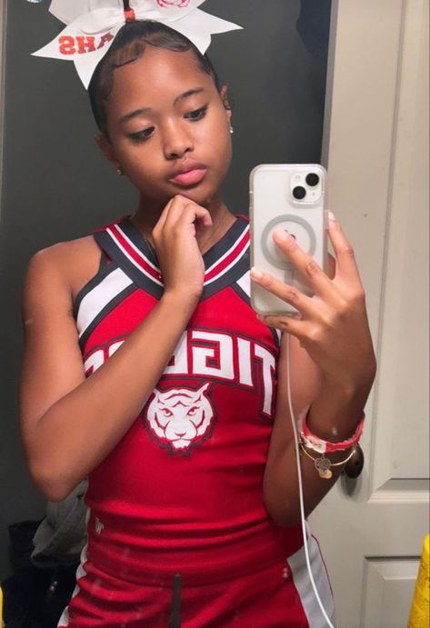 Cheer Natural Hairstyles, Cheer Hairstyles, Cheer Flexibility, Cheer Practice Outfits, Cheer Aesthetic, Basketball Cheer, Black Cheerleaders, Cheerleading Photos, Diy Summer Clothes