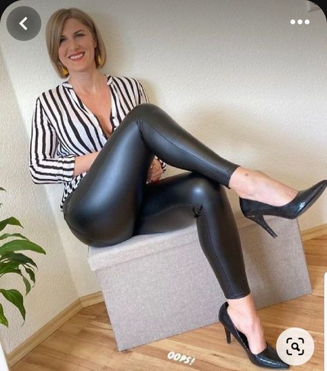 Wet Look Leggings Outfit, Black Leather Leggings Outfit, Wetlook Leggings, Leather Leggings Fashion, Leather Dress Women, Leather Legging, Wet Look Leggings, Leather Pants Women, Foto Poses