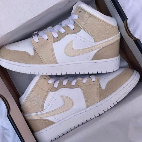 Brown Jordan 1, Brown Nike Shoes, 2022 Fall Fashion, Shoes Preppy, Fall Fashion Shoes, Beige Theme, Jordan 1 Mids, Mid Sneakers, Nike Brown