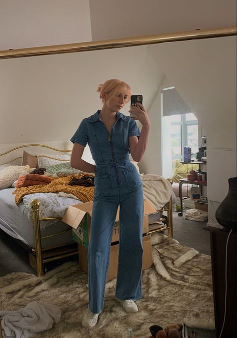 50’s outfit 60’s outfit 70’s outfit 80’s outfit denim jumpsuit pink hair vintage outfit maximalist messy room gold bedframe fur rug 50’s Outfit, 60’s Outfits, Gold Bed Frame, Denim Jumpsuit Outfit, 70’s Outfit, Maximalist Outfits, 80s Outfits, Jumpsuit Pink, Outfit Denim