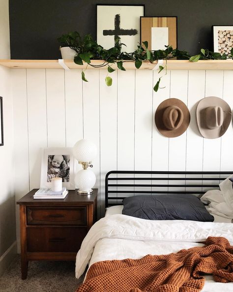 Bedroom Accent Wall Ideas, Shiplap Bedroom, Wall Behind Bed, Bedroom Accent Wall, Feature Wall Bedroom, Shiplap Wall Diy, Accent Wall Ideas, White Shiplap Wall, Shiplap Accent Wall