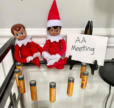 Snoop Dogg Elf On The Shelf, Epic Elf On The Shelf Ideas, Snoop Dog Christmas, Elf On The Shelf Pet Ideas, Elf Things, Elf 2024, Elf Shenanigans, Elf Ideas Easy, Bad Elf