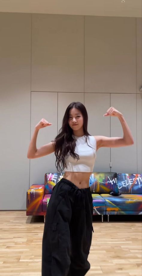 Kazuha Dance Practice Outfit, Kpop Small Waist, Kazuha Body Goals, Lee Sserafim, Neural Pathways, Dance Motivation, Dancer Lifestyle, Dance Outfits Practice, Girls Group