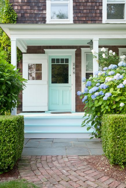 cedar shakes, white trim, Nikko blue hydrangeas, aqua door Hamptons Cottage, Green Front Doors, Front Door Paint Colors, House Of Turquoise, Door Paint Colors, Blue Hydrangeas, Painted Front Doors, Style Cottage, Front Door Colors