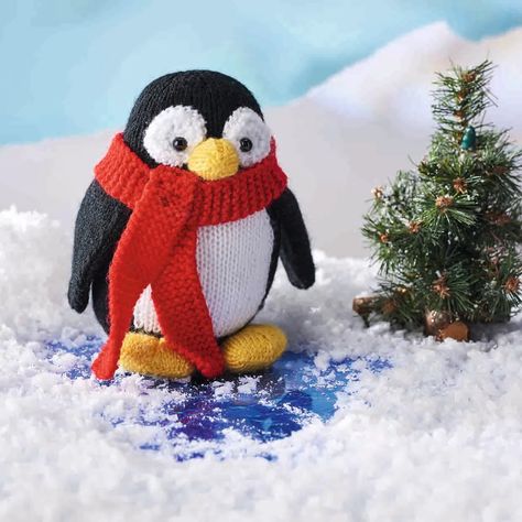 Penguin Knitting Pattern Free, Christmas Toy Knitting Patterns, Penguin Toy, Christmas Knitting Projects, Christmas Knitting Patterns Free, Knitting Abbreviations, Intarsia Knitting, Knitted Toys Free Patterns, Penguin Pattern