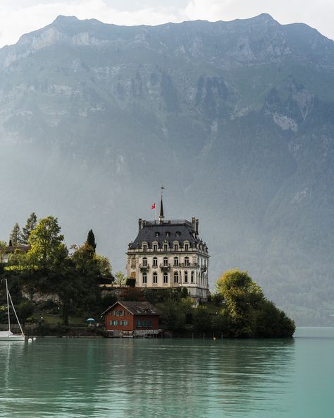 Iseltwald, a quiet spot by the lake where everything slows down and the views do all the talking. 🥹😍 Tips for visiting: - Arrive early to enjoy the calm before it gets busy 💪🏼 - Take a boat ride on Lake Brienz for stunning views 👀 - Walk the lakefront trail for the best photo spots 📸 - Grab lunch at a local café 🍽️ #LakeBrienz #Iseltwald #Switzerland Iseltwald Switzerland, Talking Tips, Brienz Switzerland, Lake Brienz, Pretty Pics, Boat Ride, Switzerland Travel, By The Lake, Take A Breath