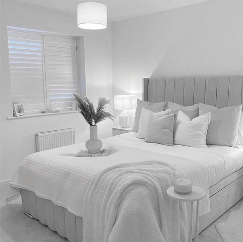 White And Grey Aesthetic Bedroom, Grey And White Room Decor Bedroom, Grey Room Inspo Bedroom, Bedroom Ideas White Bed, White And Grey Bed, Grey Bedroom Aesthetic, Room Grey And White, Bedroom Grey And White, Bedroom Inspo Grey