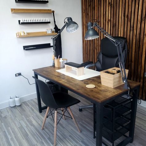 Decoración Nail Salon Industrial Design, Beauty Salon Organization Ideas, Nail Suite Ideas Boho, Black Nail Tech Room, Nail Room Inspo Aesthetic, Moody Nail Salon, Dark Nail Salon, Black Nail Room, Nail Art Room