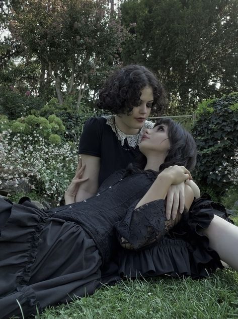 Goth Couple Aesthetic, Romantic Goth Aesthetic, Alt Culture, Wanna Recreate, Grunge Couple, Want A Girlfriend, Goth Subculture, Woman Loving Woman, Summer Goth