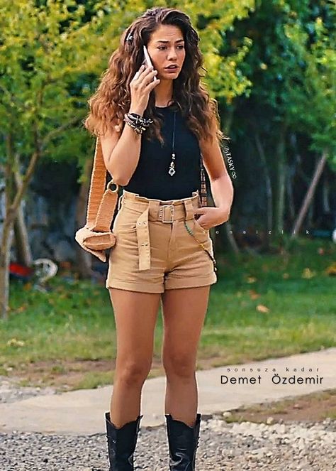 DEMET OZDEMIR Sanem Style, Bird Fashion, Casual Summer Outfits For Women, Turkish Women Beautiful, Tv Show Outfits, Causal Outfits, Turkish Fashion, Casual Fall Outfits, Casual Summer Outfits