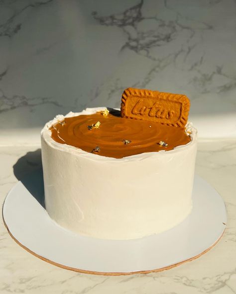 Lotus Biscoff Cake, Lotus Cake, Dr Ideas, Biscoff Cake, Lotus Biscoff, Cake Recipes, Lotus, Cake, Quick Saves