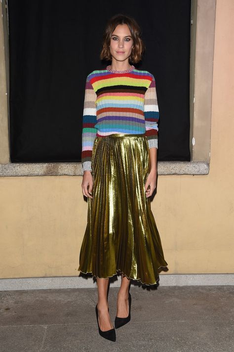 Alexa Chung in Gucci How To Style Pleated Skirt, Gold Pleated Skirt, Socks Outfit, Alexa Chung Style, Skirt Diy, Gold Skirt, Solange Knowles, Rock Outfit, Metallic Skirt