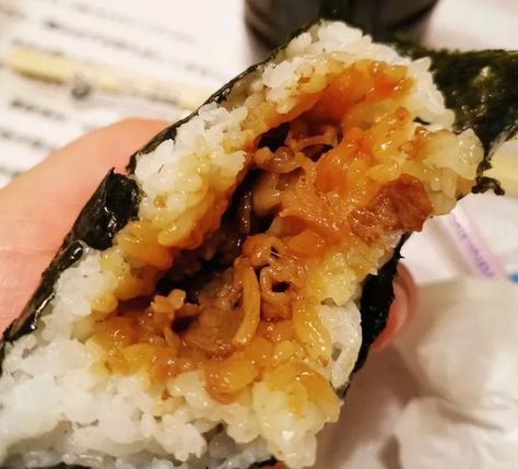 Onigiri Filling Ideas, Easy Onigiri Recipe, Easy Homemade Sushi, Onigiri Filling, Japanese Rice Balls, Onigiri Recipe, Japanese Dinner, Homemade Sushi, Japanese Rice