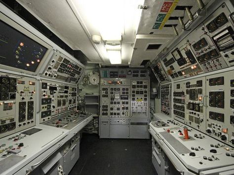 Engine control room - Man, this looks like a nuclear power station control room. Oh, wait, it is. Along with all the other moving and dangerous parts of the "drivetrain." Submarine Interior, Security Clearance, Largest Submarine, Us Navy Submarines, Nuclear Power Station, Spaceship Interior, Nuclear Submarine, Control Room, Computer History