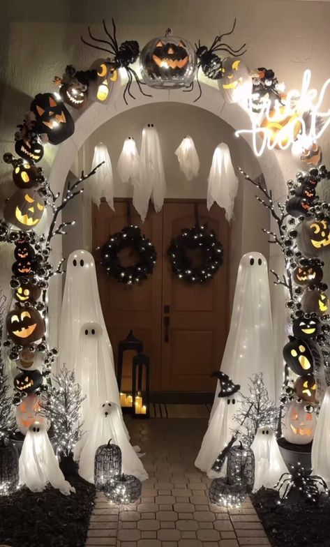 We are sharing over 53 epic Halloween front porch decor ideas that you are going to want to replicate! These are all gorgeous and so fun for Fall and Halloween! Spooky Halloween Porch, Porche Halloween, Front Porch Decor Ideas, Casa Halloween, Halloween Witch Decorations, Halloween Front Porch Decor, Porch Decorating Ideas, Halloween Balloons, Dekor Diy