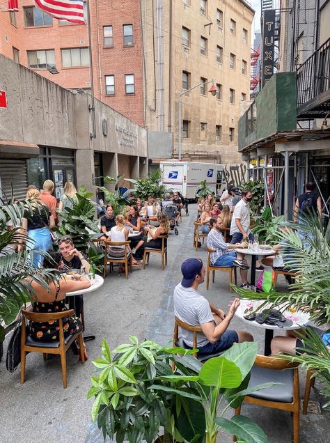 10 iconic streets and spots in NYC open for outdoor dining | 6sqft Nyc Outdoor Dining, Urban Outdoor Seating, Outdoor Dining Restaurant, Stone Street Nyc, Outdoor Eating Spaces, Cafe Street, Street Restaurant, Bar Street, City Winery