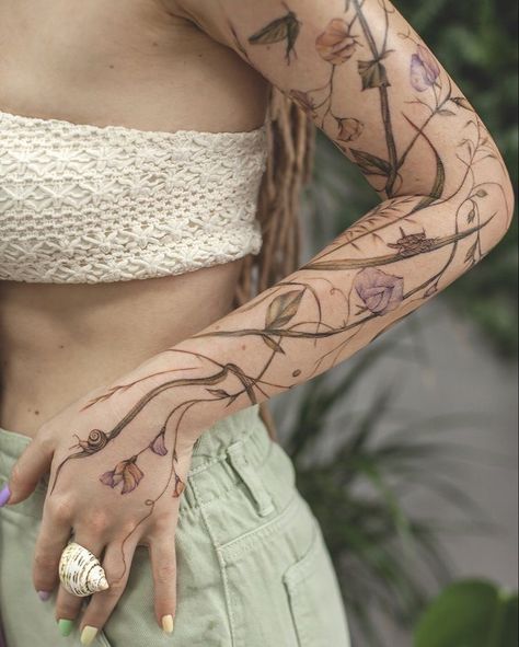 Botanisches Tattoo, Raiden Mei, Vine Tattoos, Geniale Tattoos, Botanical Tattoo, Sleeve Tattoos For Women, Elegant Tattoos, Nature Tattoos, Dope Tattoos