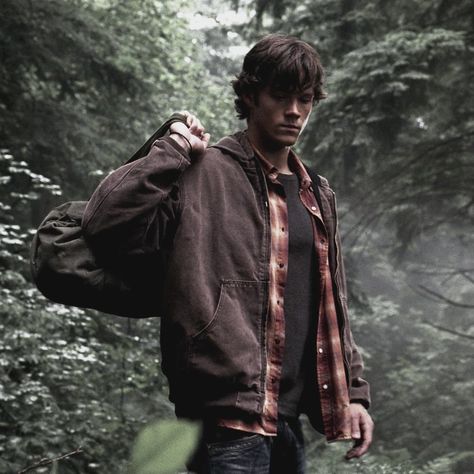 Sam Winchester Outfit, Supernatural Outfits, Dean Forester, Supernatural Wallpaper, Supernatural Pictures, Winchester Supernatural, Sam Dean, Supernatural Sam, Winchester Boys