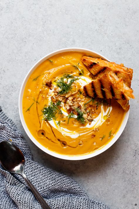 Soups are the easiest meals that can be made out of basically nothing. If ... Acorn Squash Recipe Soup, Acorn Squash Sweet, Spaghetti Squash Soup, Squash And Sweet Potato Soup, Fall Meal Prep, Acorn Squash Soup, Easiest Meals, Fall Favorites Recipes, Sweet Potato Soup Recipes