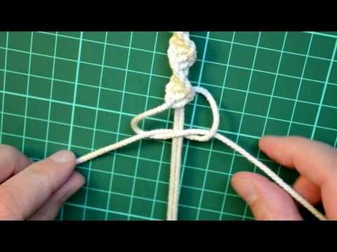 Lär dig makramé och de mest användbara makraméknutarna. Massor med instruktionsfilmer, steg-för-steg-instruktioner med bilder, länktips och inspiration. Mekrami Diy, Macrame Starting Knot, Macrame Anchor Pattern, Makrama Tutorial Videos, Simpul Makrame, Diy Macrame, Macrame Diy, Macrame, Band