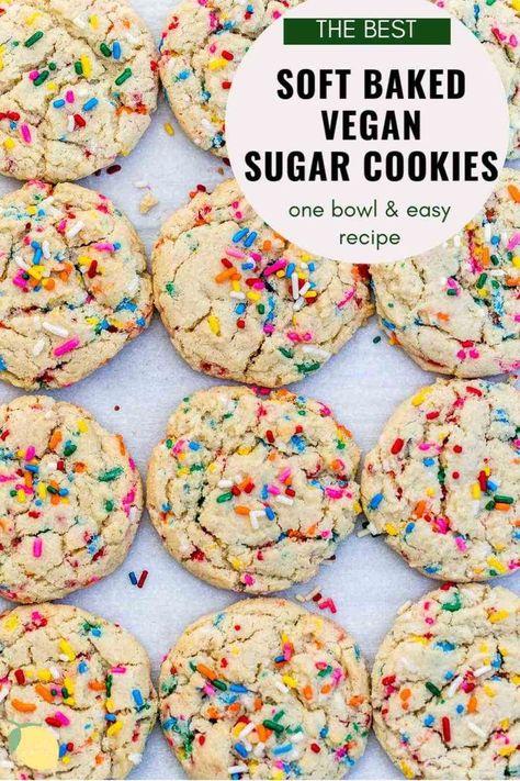 Soft, chewy and full of sprinkles, these vegan sugar cookies are made in one bowl, so easy to make and are even gluten free! Funfetti Sugar Cookies, Vegan Diner, Cookies With Sprinkles, Easy Vegan Cookies, Vegan Sugar Cookies, Vegan Christmas Cookies, Cookies Healthy, Vegan Baking Recipes, Vegan Cookies Recipes