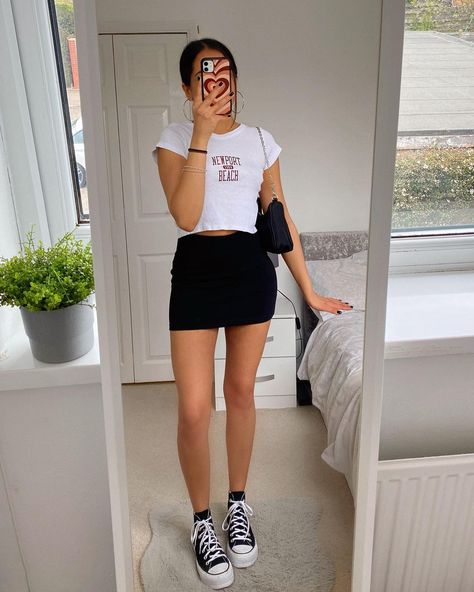 Converse And Dress Outfit, Black Mini Skirt Outfit Casual, Mini Skirt Outfit Summer Casual, Mini Skirt Outfit Casual, Mini Skirts Outfits Summer, Converse Platforms, Black Mini Skirt Outfit, White Converse Outfits, Indie Girl