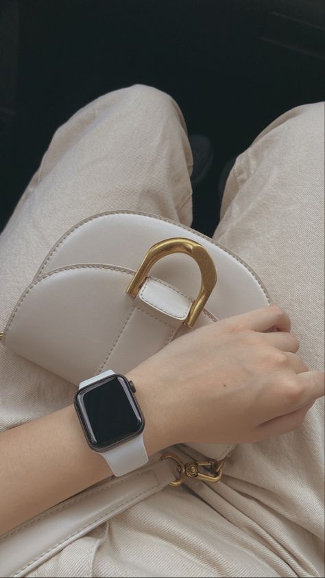 Apple Watch Photography Ideas, Apple Watch Bands Rose Gold, Watches Women Simple, Apple Watch Fashion, I Never Lose, Classy Winter Outfits, Stylish Iphone Cases, Smartwatch Women, Emotional Photography