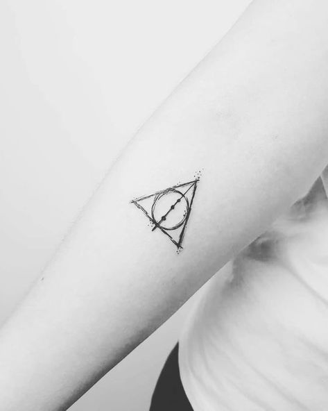 deathly hallows tattoo, harry potter tattoo, minimalistic harry potter tattoo Tiny Harry Potter Tattoos, Hallows Tattoo, Tattoo Harry Potter, Targaryen Tattoo, Harry Tattoos, Hp Tattoo, Potter Tattoo, Tattoo Shoulder, Harry Potter Tattoos