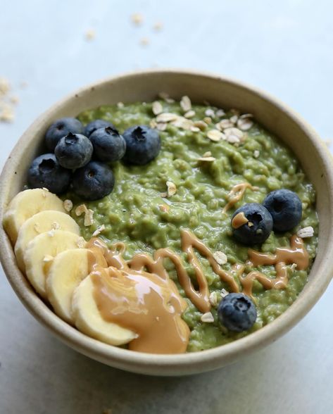 🥜🍵 Creamy PB Matcha Oats 🥛🥜⁣ ⁣ 1/2 cup Old Fashioned Oats⁣ 1 cup Water ⁣ 1/3 cup Milk⁣ Pinch of Salt ⁣ 1 tsp. @soarorganics Matcha Powder⁣ 2 tbsp. Peanut Butter⁣ 1 tbsp. Honey or Maple Syrup ⁣ Additional toppings 🍌⁣ ⁣ Bring water, milk & pinch of salt to a boil. Add oats and reduce heat to medium-low. Simmer for 10 min, stirring occasionally. Remove from heat and stir in matcha, PB & sweetener. Add desired toppings & enjoy! ⁣ ⁣ ⁣ #matcha⁣ #matchaoats ⁣ #matcharecipes Green Oatmeal, Matcha Oatmeal, Matcha Oats, Old Fashioned Oats, Matcha Powder, Oats Recipes, Pinch Of Salt, Maple Syrup, 1 Cup