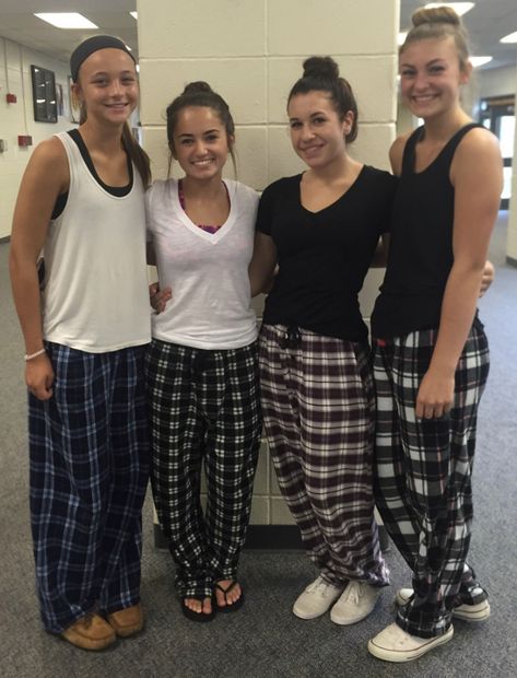 Spirit Week Outfits Twin Day, Comfy Day Spirit Week, Pj Spirit Week Outfit, Pajama Day Spirit Week High School, School Pj Day Outfits, Pj Day Spirit Week Outfits, Pajama Outfit Ideas, Pajama Day Spirit Week, Pajama Day Outfits