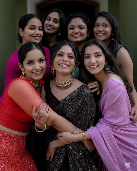 Group Pics In Sarees, Saree Poses Group Photoshoot Ideas, Group Photo Poses Traditional, Onam Saree Group Photo, Marriage Poses With Friends, Saree Group Photoshoot, Saree Poses With Friends Photoshoot Ideas At Home, Saare Poses With Friends, Group Photo Poses In Saree