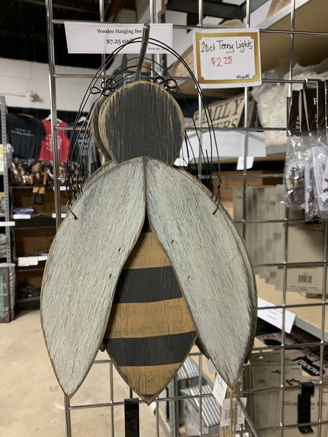 Bee Wood Crafts, Primitive Bee, Dragonfly Yard Art, Bee Template, Wood Birds, Spring Wood Crafts, Yard Art Crafts, Wood Bees, Fall Wood Crafts