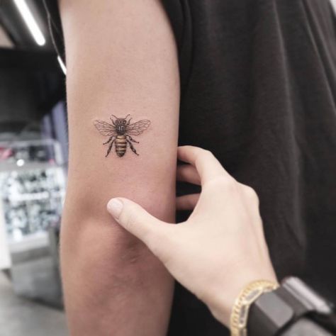 Tatoo Dog, Tattoo On The Back, Tricep Tattoos, Bee Tattoos, Honey Bee Tattoo, Tattoos Inspiration, Creative Tattoo, Body Decor, Tattoo Prices