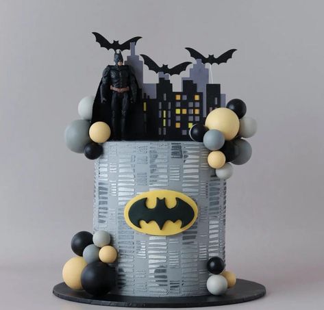 Blue Batman Cake, Batman Cake Ideas, Batman Cake, Batman Birthday, 4th Birthday, Cake Designs, Baking Recipes, Batman, Birthday Cake