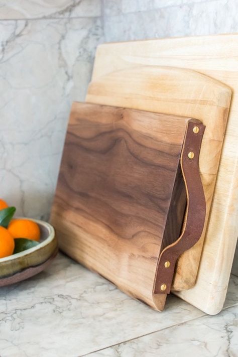 Leather Strap Towel Holder, Charcuterie Board Designs Diy, Charcuterie Board Diy, Diy En Cuir, Wood Trays, Leather Kitchen, Into The Wood, Wooden Projects, Teds Woodworking