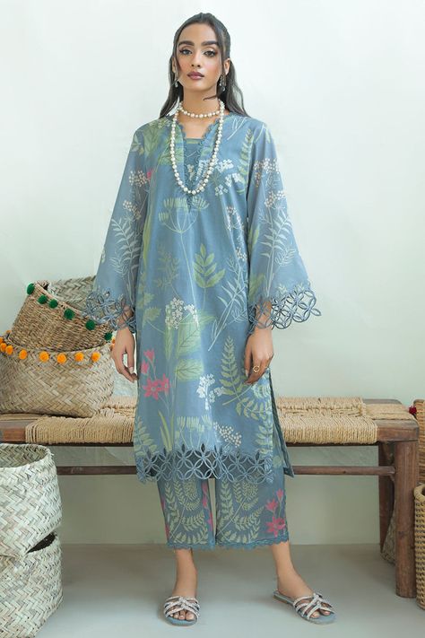 Beautiful Allover printed dress design / Same Print Kurti Shalwar Summer Gowns Casual Floral Prints, Printed Suits Design Pakistani, Print Dress Designs, Tissue Suit, Printed Dress Designs, Cotton Dress Summer Casual, Stitching Styles, Beautiful Frocks, Coord Sets