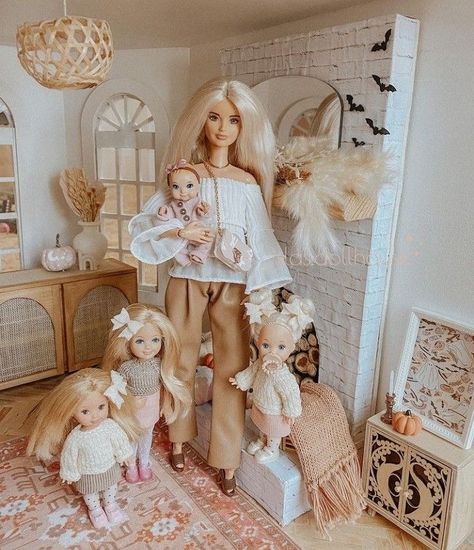 Barbie Family Aesthetic, Barbie Humor, Sims People, Custom Baby Shoes, Barbie Bebe, Realistic Barbie, Barbie Happy Family, Barbie Diy Accessories, Dolls House Shop