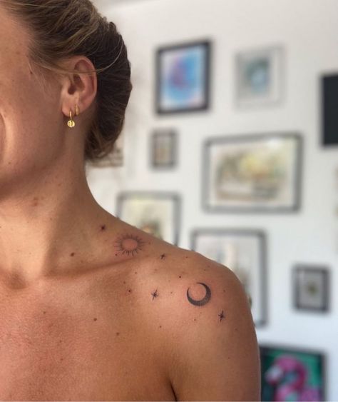 Collar Bone Tattoo Feminine, Collarbone To Back Tattoo, Family Collar Bone Tattoos, Elegant Collar Bone Tattoo, Libra Collar Bone Tattoo, Earthy Collarbone Tattoos, Women’s Collarbone Tattoo Ideas, Minimalistic Collar Bone Tattoo, Wishbone Tattoo Placement