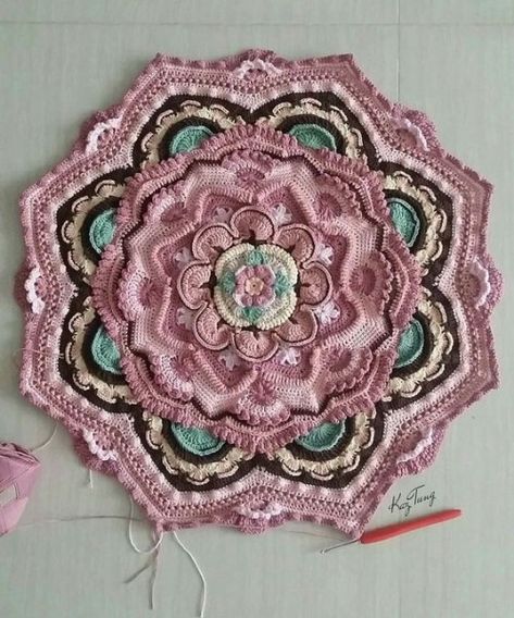 Mandala Madness - Free Pattern Pattern Mandala, Crochet Mandala Pattern, Knitting Needle, Crochet Mandala, Crochet Motifs, Crochet Round, Crochet Square, Crochet Rug, Afghan Crochet Patterns