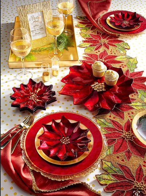 Gold Table Setting, Xmas Table Decorations, Happy Christmas Day, Christmas Entertaining, Christmas Tablescape, White Dinnerware, Holiday Tablescapes, Charger Plate, Christmas Dishes