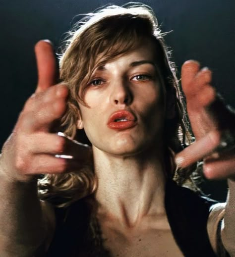 Resident Evil Milla Jovovich, Smash Book Diy, Milla Jovovich Resident Evil, Resident Evil Apocalypse, Resident Evil 2002, Brice Dallas Howard, Evil Icon, Alice Resident Evil, Evil Alice