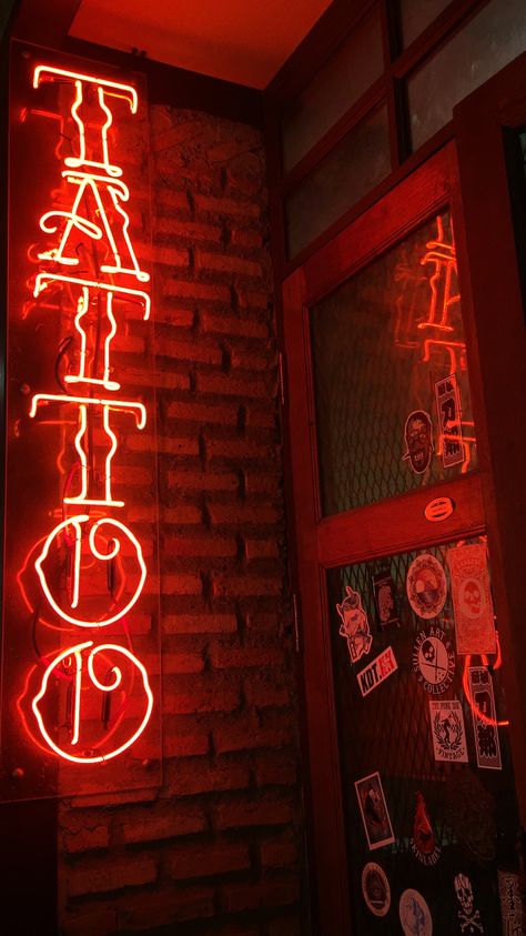 Tattoo Booth Decor Ideas, Tattoo Shop Signs Ideas, Tattoo Room Decor, Tattoo Shop Ideas, Tattoo Aesthetic Wallpaper, Tattoo Studio Aesthetic, Tattoo Shop Aesthetic, Tattoo Photoshoot Ideas, Tattoo Neon Sign