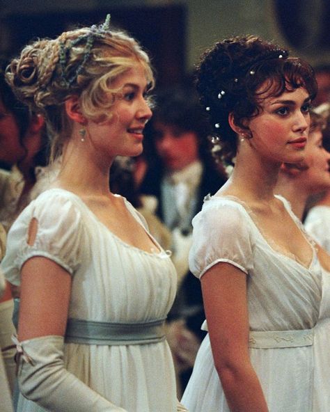 Jane Austen Fashion 2019: Rosamund Pike and Keira Knightley in Pride and Prejudice wearing white dresses and pearls Pride & Prejudice Movie, Most Ardently, Pride And Prejudice 2005, Regency Era Fashion, Jane Austin, Elizabeth Bennet, Jane Austen Books, Rosamund Pike, Regency Fashion