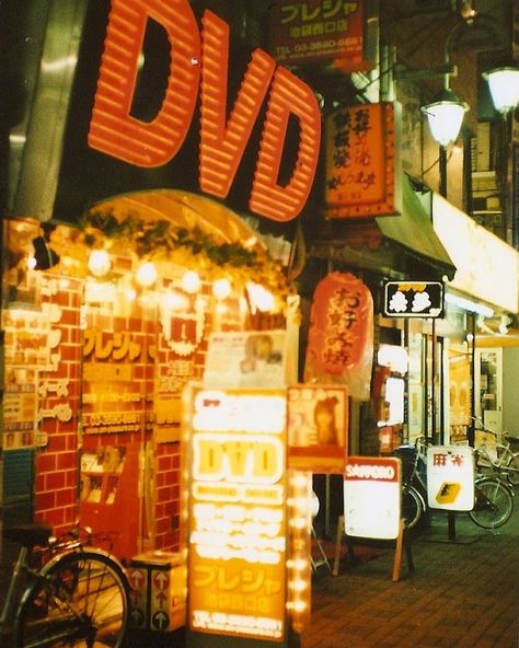 𝙑𝙄𝙉𝙏𝘼𝙂𝙀 𝘼𝙈𝙀𝙍𝙄𝘾𝘼𝙉𝘼 𝘼𝙉𝘿 𝙎𝙐𝘾𝙃 | Entry 560: | Instagram Japan 35mm Film, Tokyo 1980s, Japan 80s Aesthetic, Ryo Fukui, Japan 80's Aesthetic, 90s Japan, 80s Japan, Nostalgia Aesthetic, Alone In The Dark