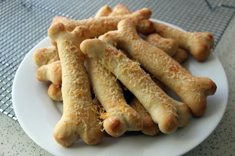 Halloween Bread Stick Bones, Bone Shaped Breadsticks, Halloween Ribs Food, Bone Breadsticks, Breadstick Bones, Cruella Party, Halloween Bread, Fun Halloween Snacks, Bread Stick