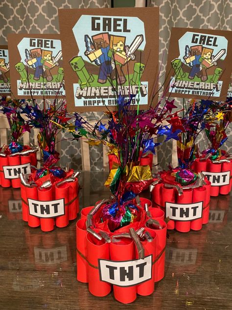 Minecraft Birthday Party Table, Tnt Centerpiece, Diy Minecraft Centerpieces, Minecraft Birthday Diy Ideas, Minecraft Birthday Party Centerpieces, Minecraft Birthday Centerpieces, Mindcraft Party Centerpieces, Minecraft Party Table Set Up, Minecraft Party Centerpiece