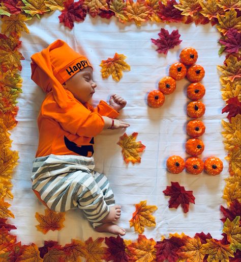 1 St Month Baby Photo Shoot, 1st Month Baby Pictures Ideas, Baby Birthday Month, Baby Holiday Photos, Monthly Ideas, Baby Photography Poses, 1 Month Baby, One Month Baby, Thanksgiving Photos