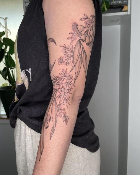 Australian Floral Tattoo Design, Australia Native Flower Tattoo, Australian Flora And Fauna Tattoo, Native Australian Flowers Drawing, Australian Bush Tattoo, Australian Native Floral Tattoo, Flowering Gum Tattoo, Australian Native Tattoo Sleeve, Native Floral Tattoo