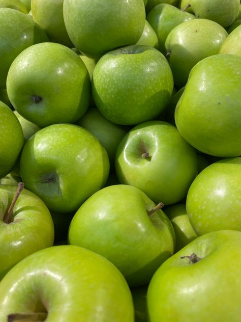 Green Apples Aesthetic, Green Apple Aesthetic, Shades Of Green Aesthetic, Aesthetic Food Photography, Rainbow Nature, Fruit Board, Apple Core, Apple Art, Green Apples