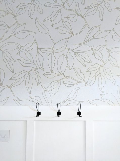 Painted Wall Design Bathroom, Faux Painted Wallpaper, Projector Mural, Painted Faux Wallpaper, Faux Wallpaper Paint, Free Hand Wall Painting, Hand Painted Wall Murals Diy, Diy Wallpaper Paint, Diy Painted Wallpaper